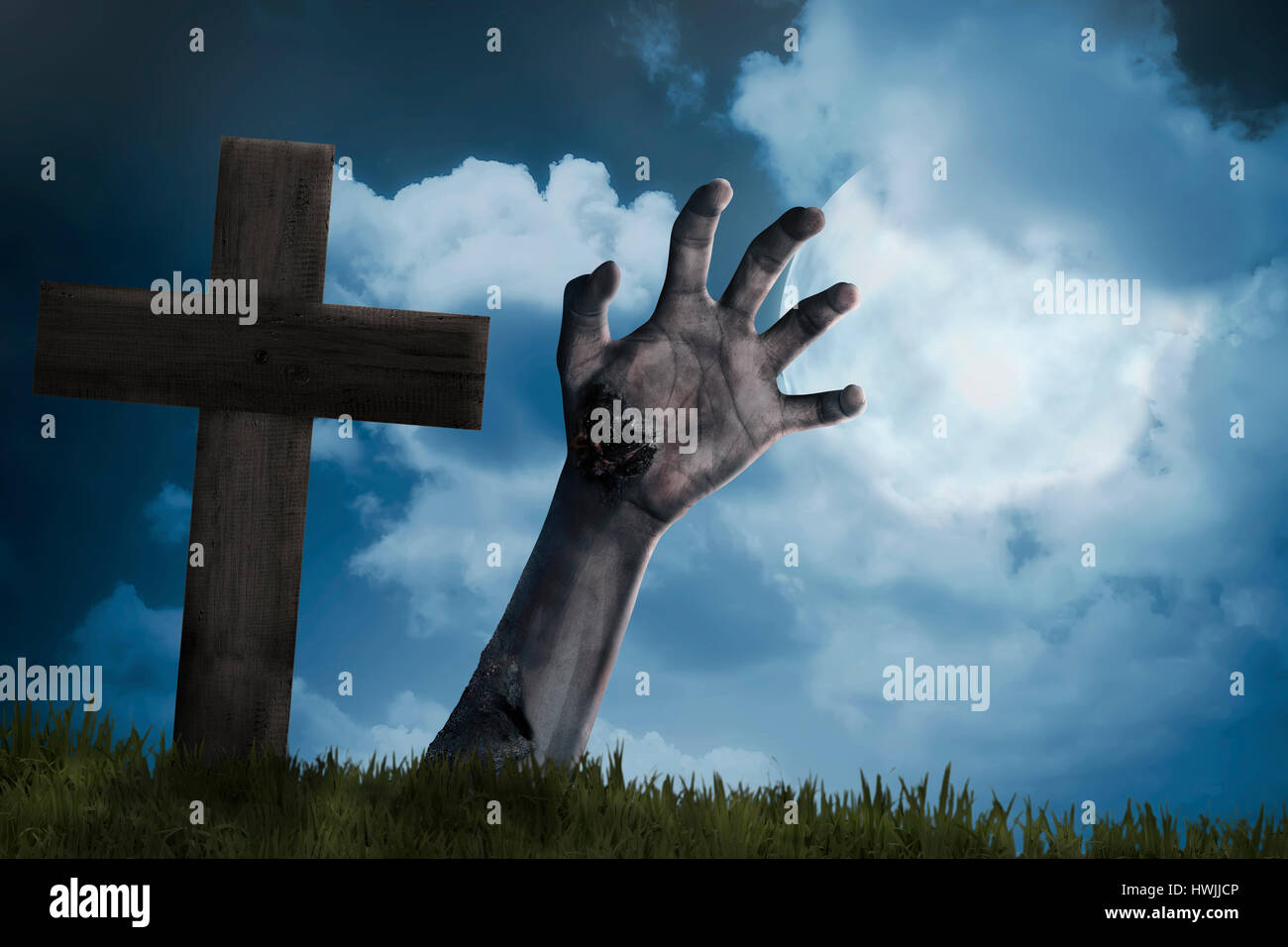 Zombie-Hand aus Boden kommen. Halloween-Konzept Stockfoto