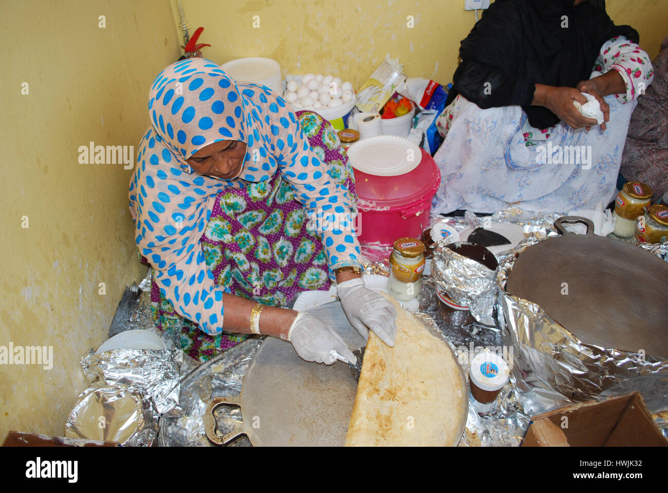 Frauen Vorbereitung traditionelles Essen im Global Village, Dubai, Vereinigte Arabische Emirate Stockfoto