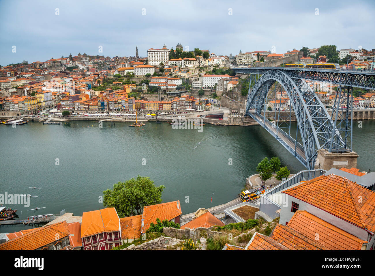 Region Norte, Portugal, Porto, Blick auf den berühmten Dom Luis I Doppel-gedeckten Metall Brücke über den Fluss Douro, verbindet Porto und Vila Nova de G Stockfoto