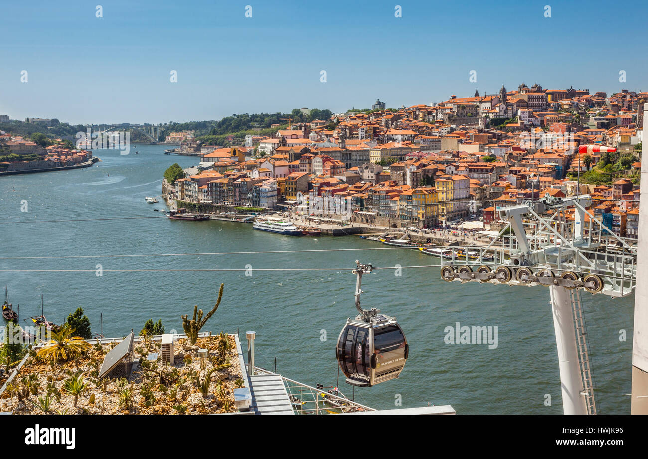 Portugal, Region Norte, Porto, die Seilbahn Teleférico de Gaia Travers über den Dächern von Vila Nova De Gaia Portwein Lodges und Lagerhallen (Höhlen) Stockfoto