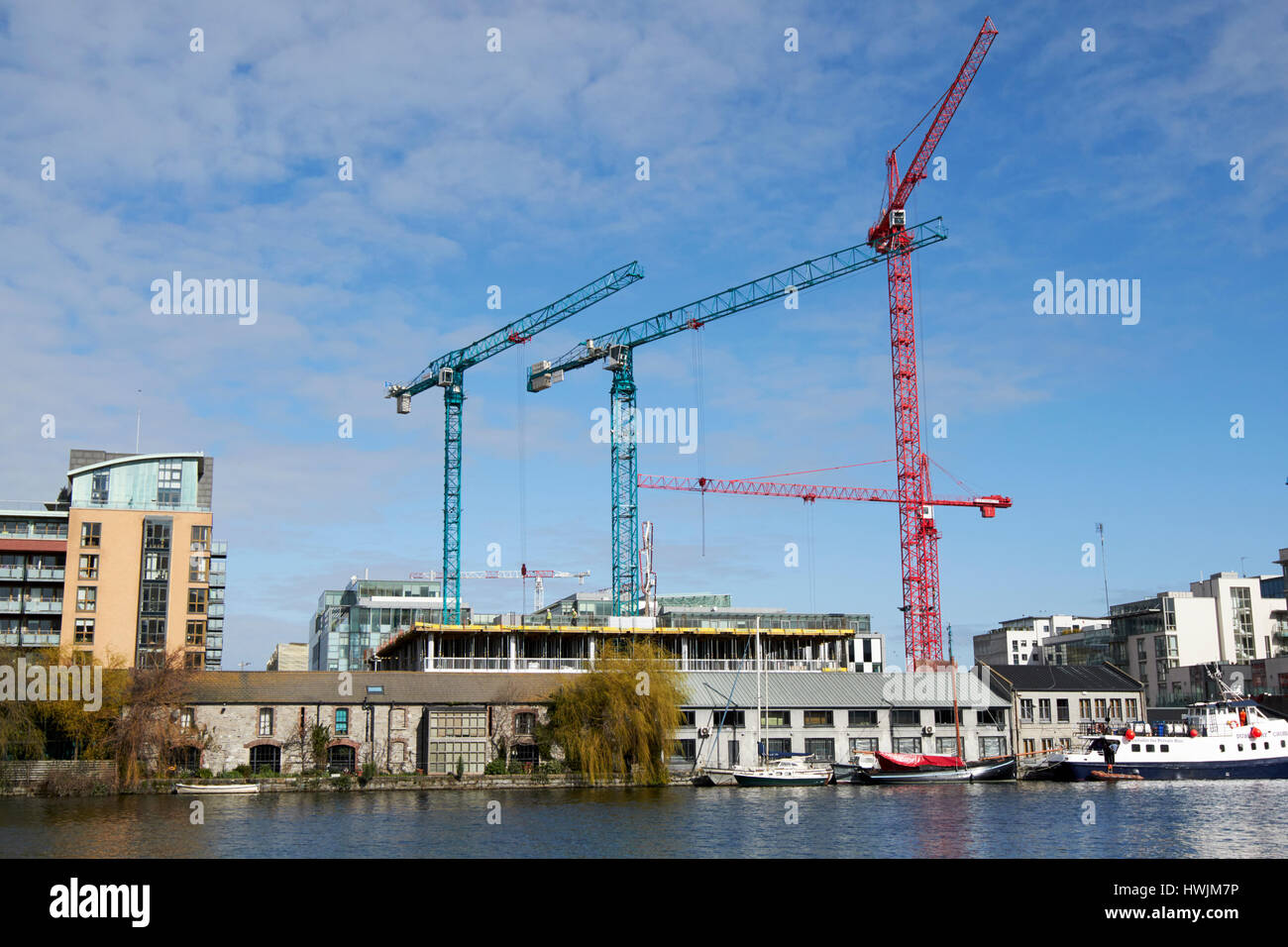 Krane und Baustelle am Canal grande Docklands Hanover Quay, Dublin Irland Stockfoto