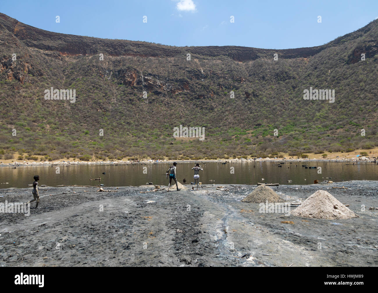 Vulkankrater, wo Borana Stamm Männer tauchen, Salz, Oromia, El Sod, Äthiopien zu sammeln Stockfoto