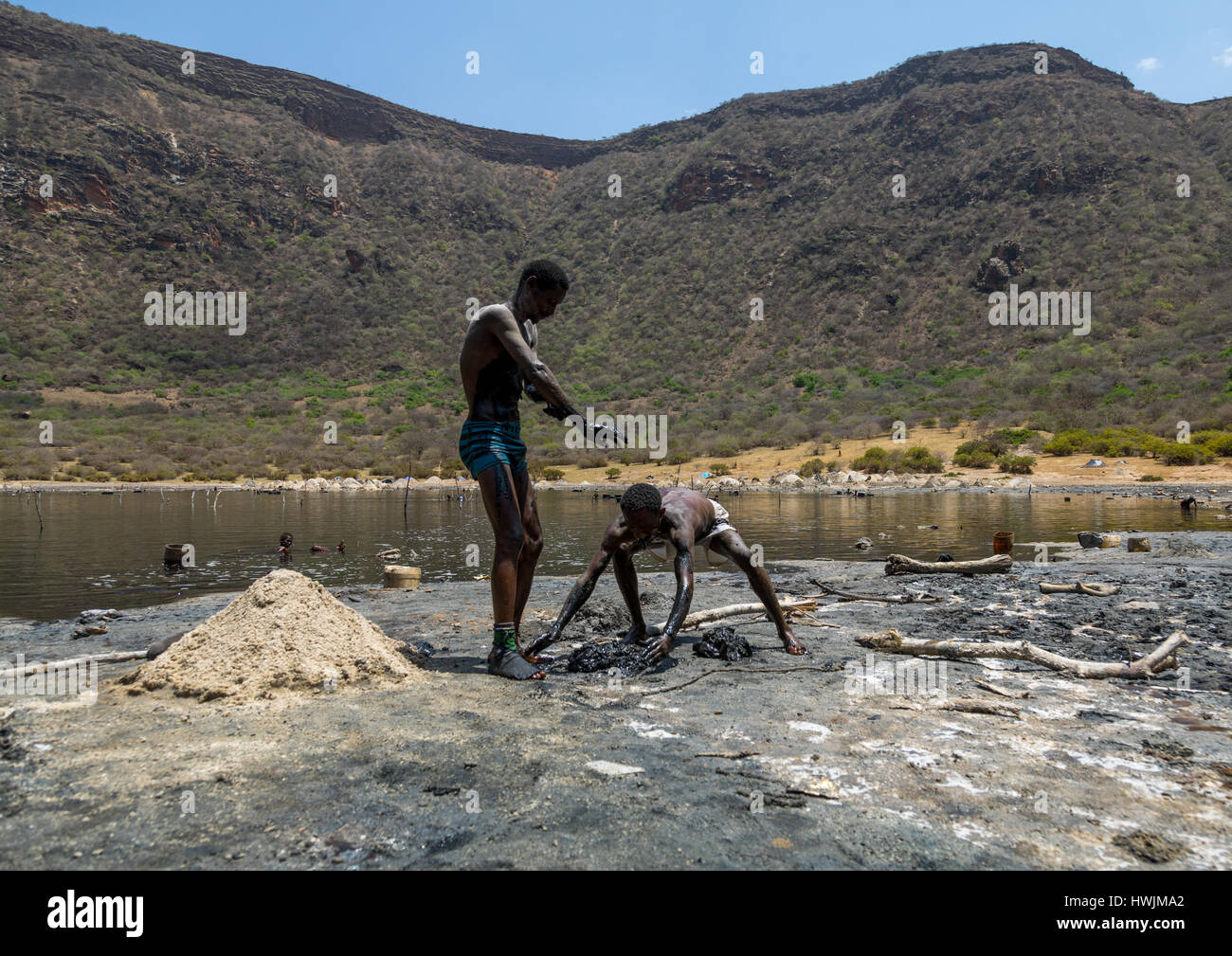 Vulkankrater, wo Borana Stamm Männer tauchen, Salz, Oromia, El Sod, Äthiopien zu sammeln Stockfoto