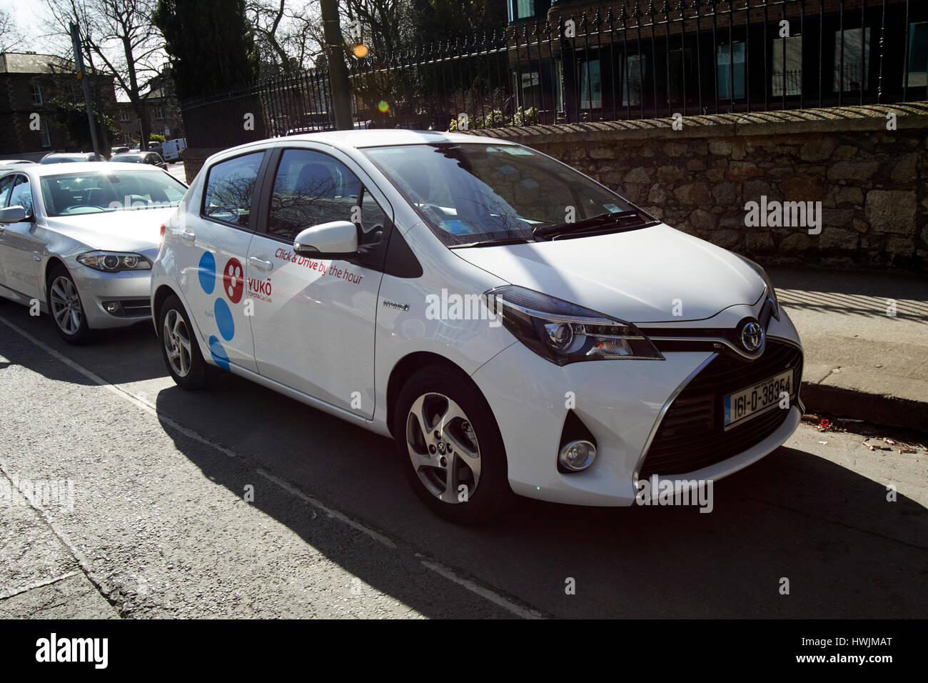 Toyota Yaris Yuko Club stündliche Mietwagen Hybridfahrzeug Dublin Irland Stockfoto