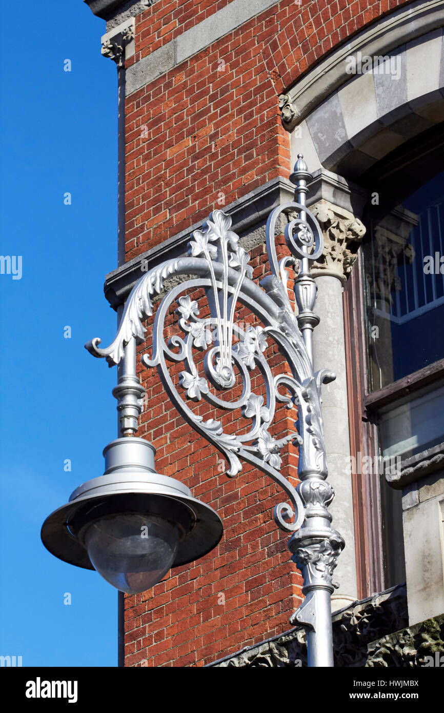 traditionellen silbernen Schwan Hals Licht 23 Gusseisen Laternenmasten in Dublin Irland Stockfoto