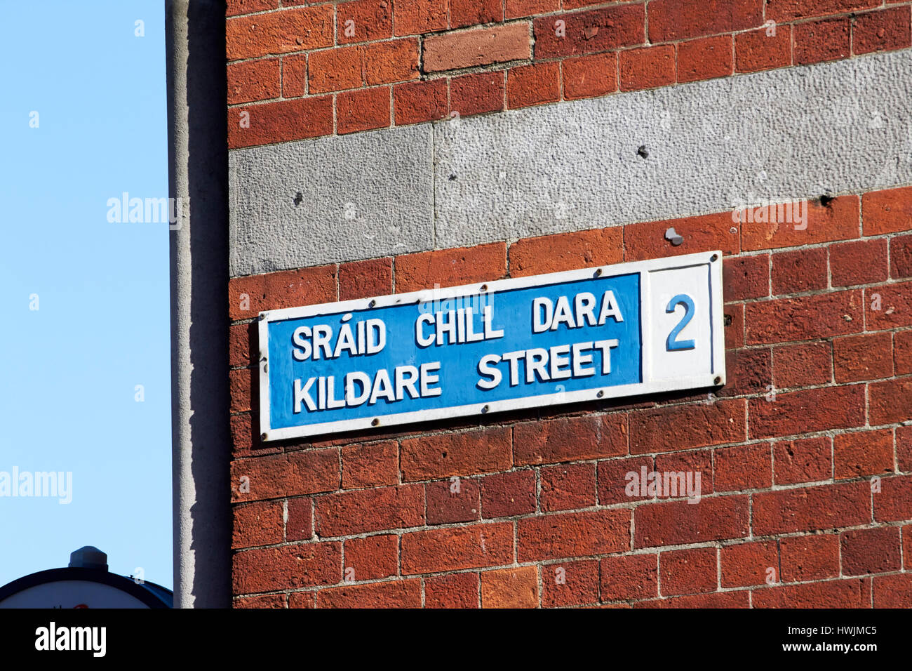 blaue und weiße zweisprachige englische irische Straße melden für Kildare street in Dublin Irland Stockfoto