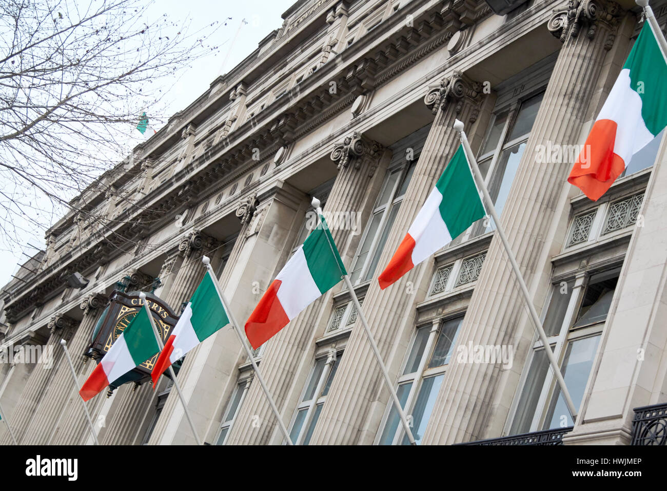 Zeile der irische Flaggen auf die Cleary Gebäude für St Patricks Tag Dublin Irland Stockfoto