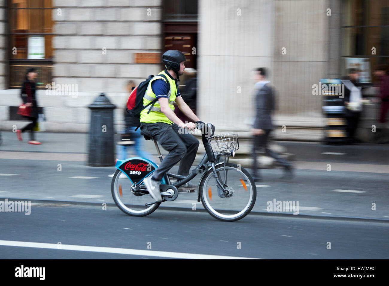 männliche Radfahrer radeln Oconnell street auf gemieteten Citybike Dublin Irland bewusste Bewegung verwischen Stockfoto