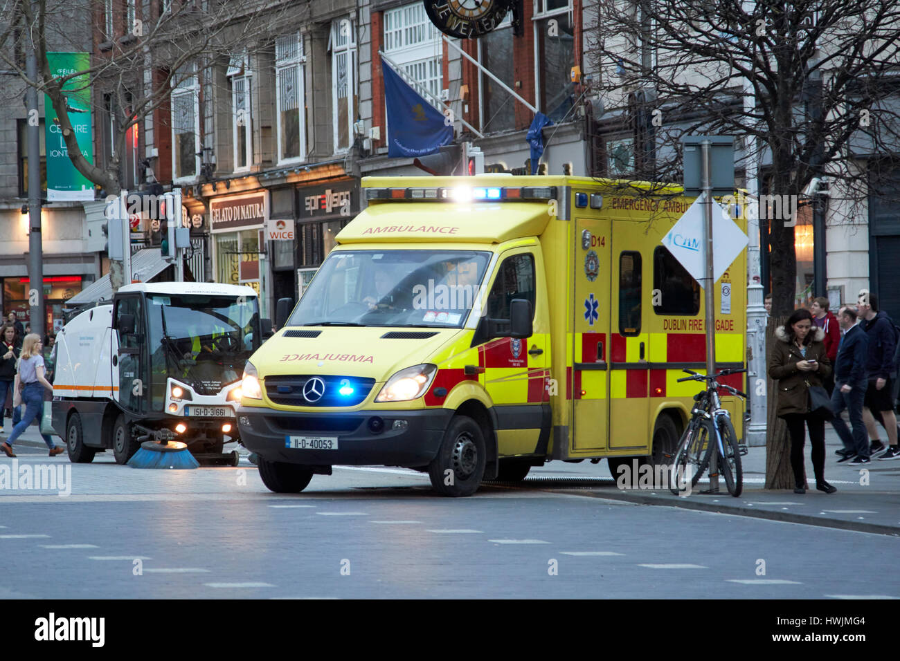 Dublin Feuerwehr Rettungswagen auf Oconnell street Dublin Irland Stockfoto