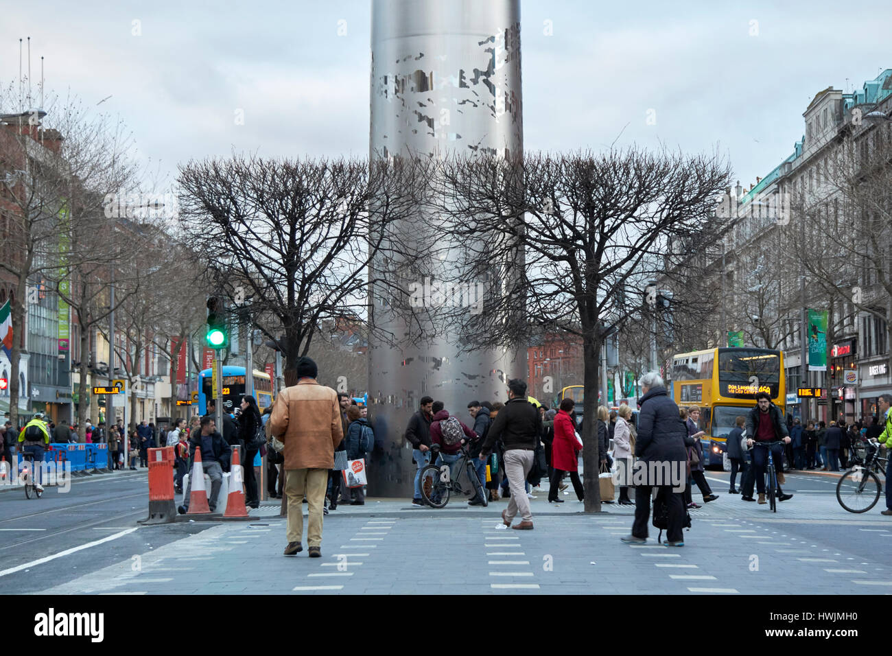 Menschen sammeln stellen an der Basis des Dublin Spire auf Oconnell street Dublin Republik von Irland Stockfoto