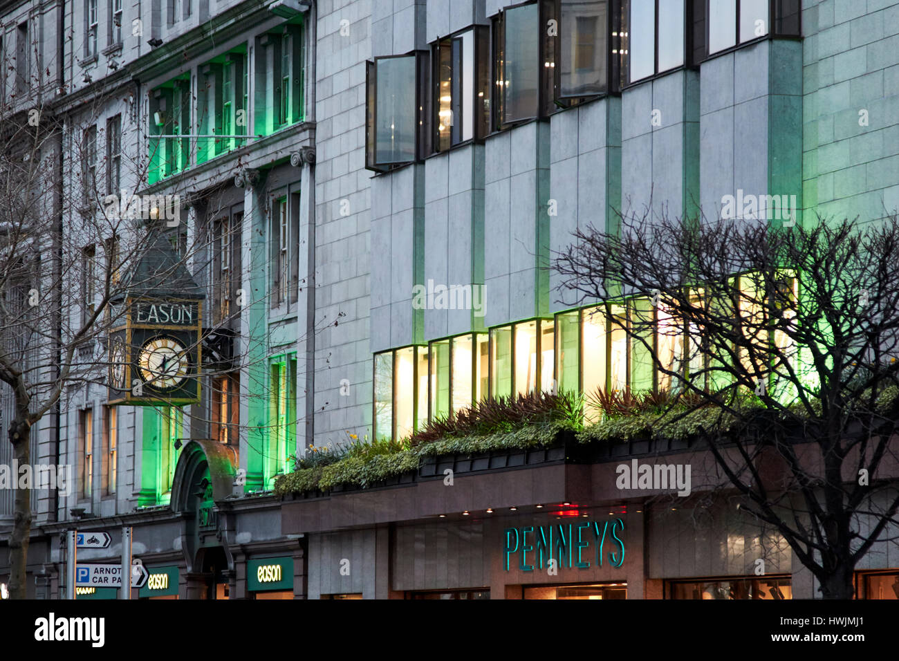 Eason Uhr auf Eason Gebäude und Primark in Oconnell street leuchtet grün für St Patricks Tag Dublin Irland Stockfoto