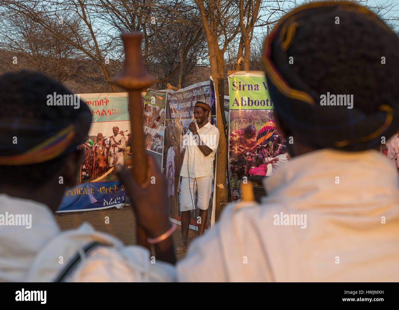 Mann spricht vor Plakatwänden während der Gada System Zeremonie in Borana Stamm, Oromia, Yabelo, Äthiopien Stockfoto