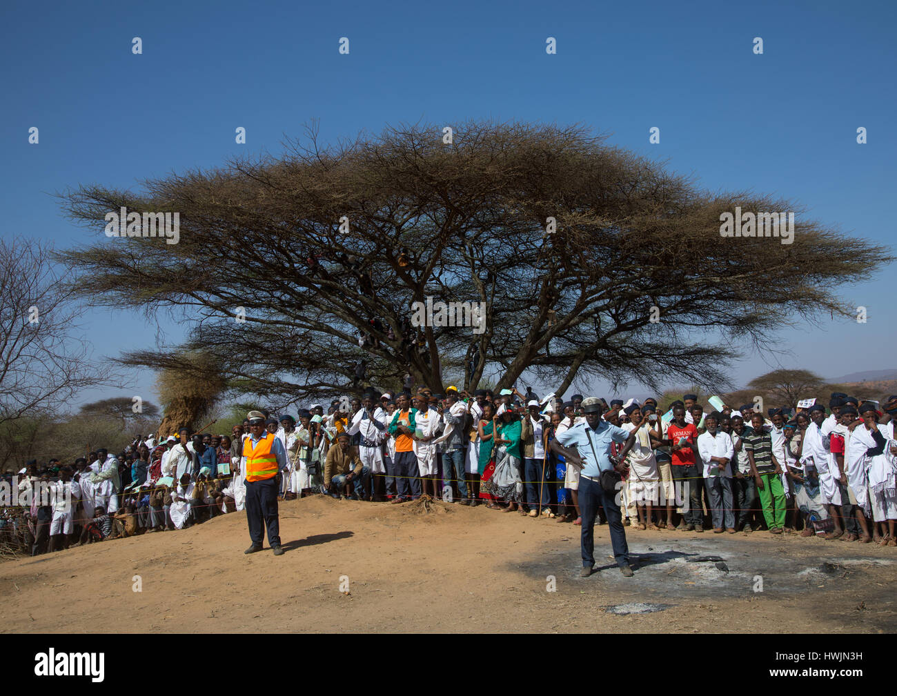 Menschen reden anhören, während der Gada System Zeremonie in Borana Stamm, Oromia, Yabelo, Äthiopien Stockfoto