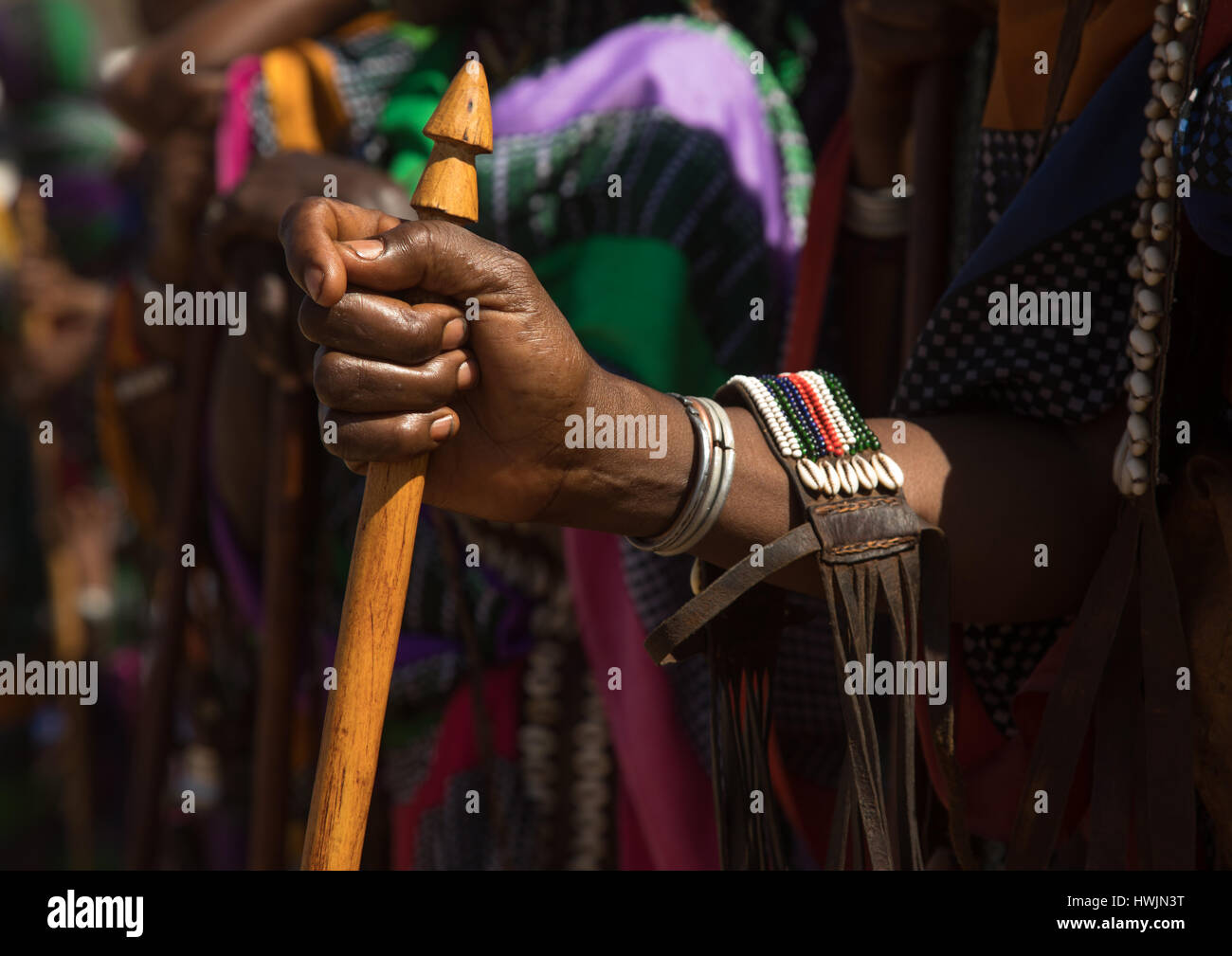 Frau mit einem traditionellen Stick mit einem phallischen Form während der Gada System Zeremonie in Borana Stamm, Oromia, Yabelo, Äthiopien Stockfoto