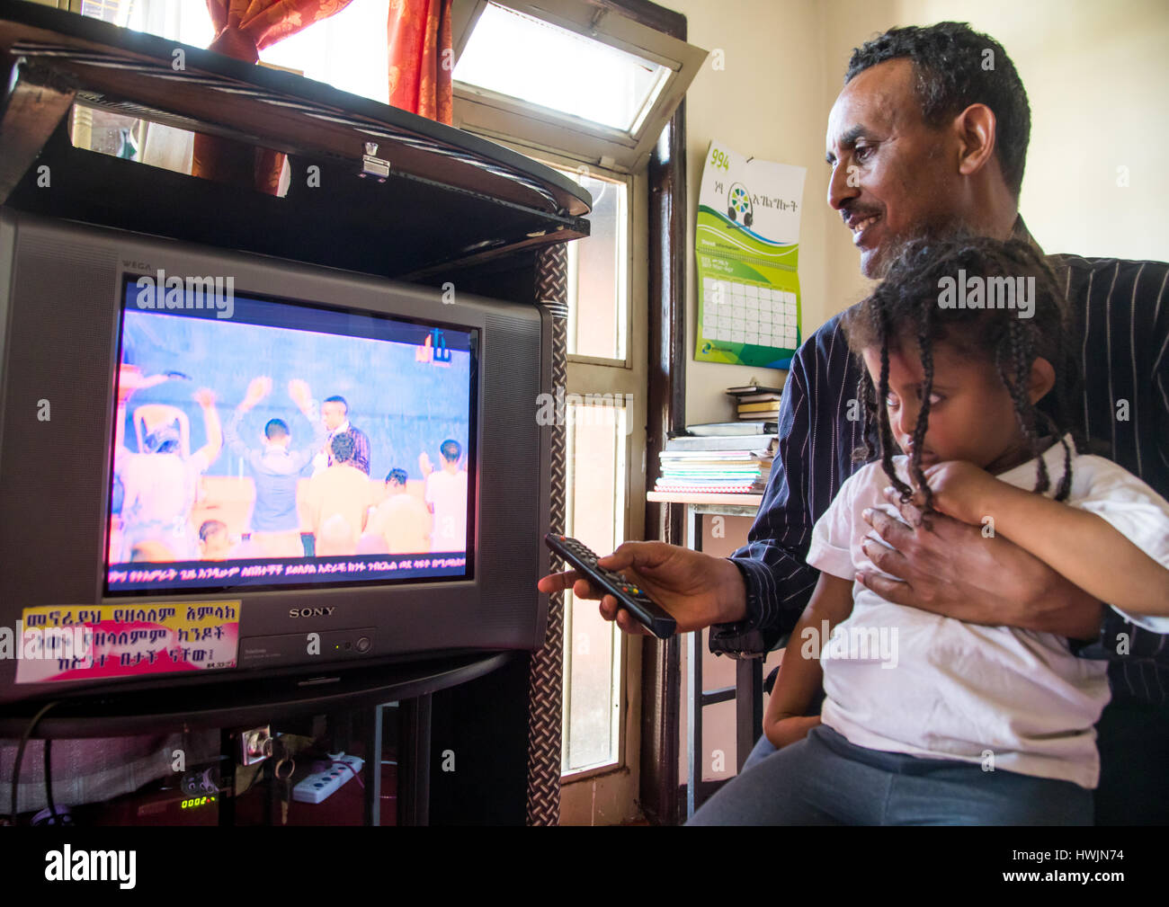 Pastor Mohamed Ousman Salih, die vom Islam zum Christentum gerade einen religiöse Kanal im Fernsehen mit seiner Tochter, Addis Abeba Region konvertiert, Stockfoto