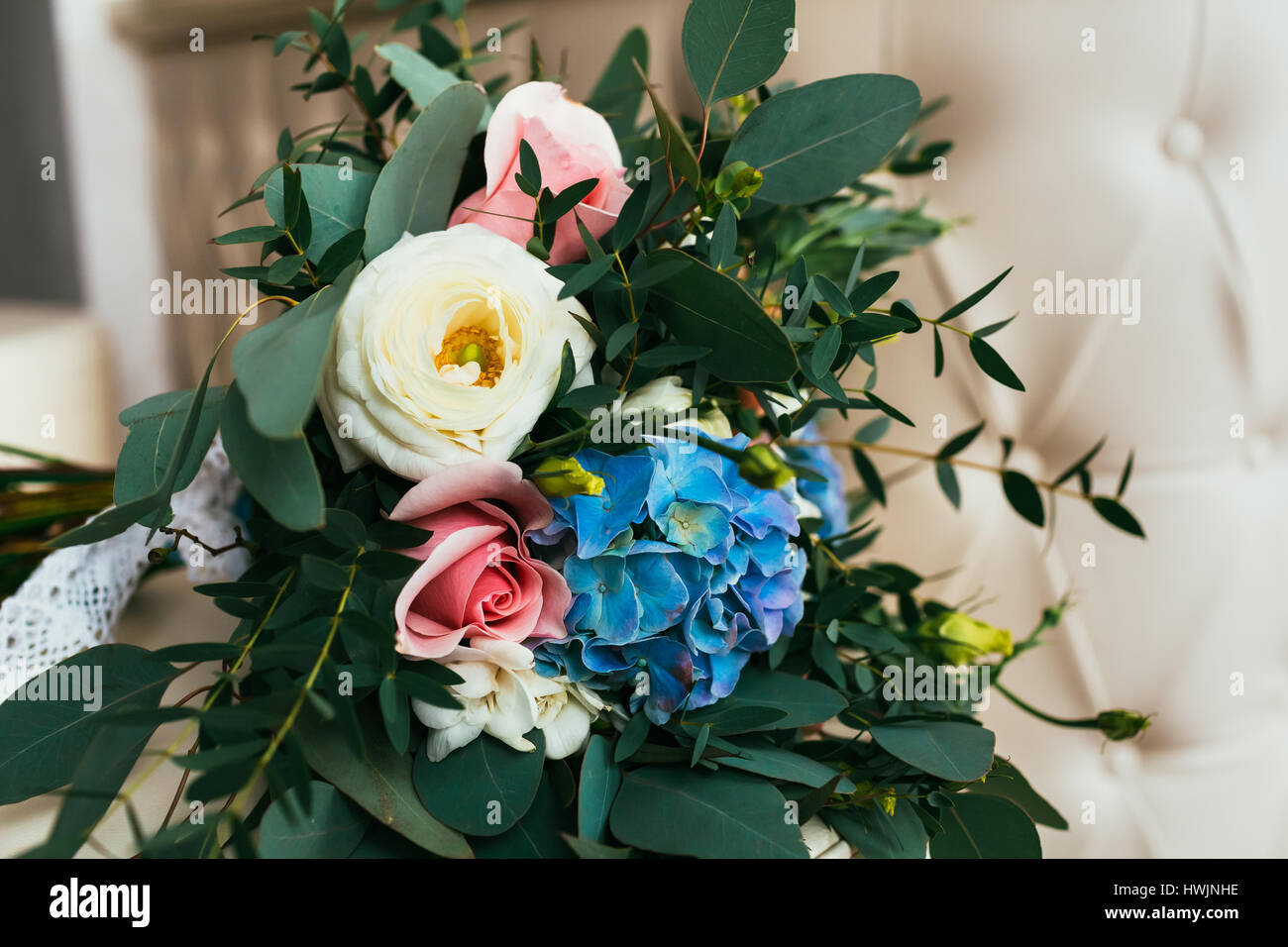 Wunderschön dekoriert Bukett von Rosen, blaue und weiße bewundernswerter Stockfoto