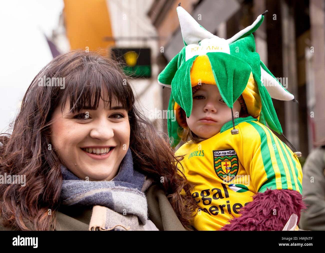 London, Vereinigtes Königreich - 19 März 2017:St Patrick Parade.The Tag Zuschauern bei der St. Patricks Day Parade waren so begeistert und so bunt wie Stockfoto