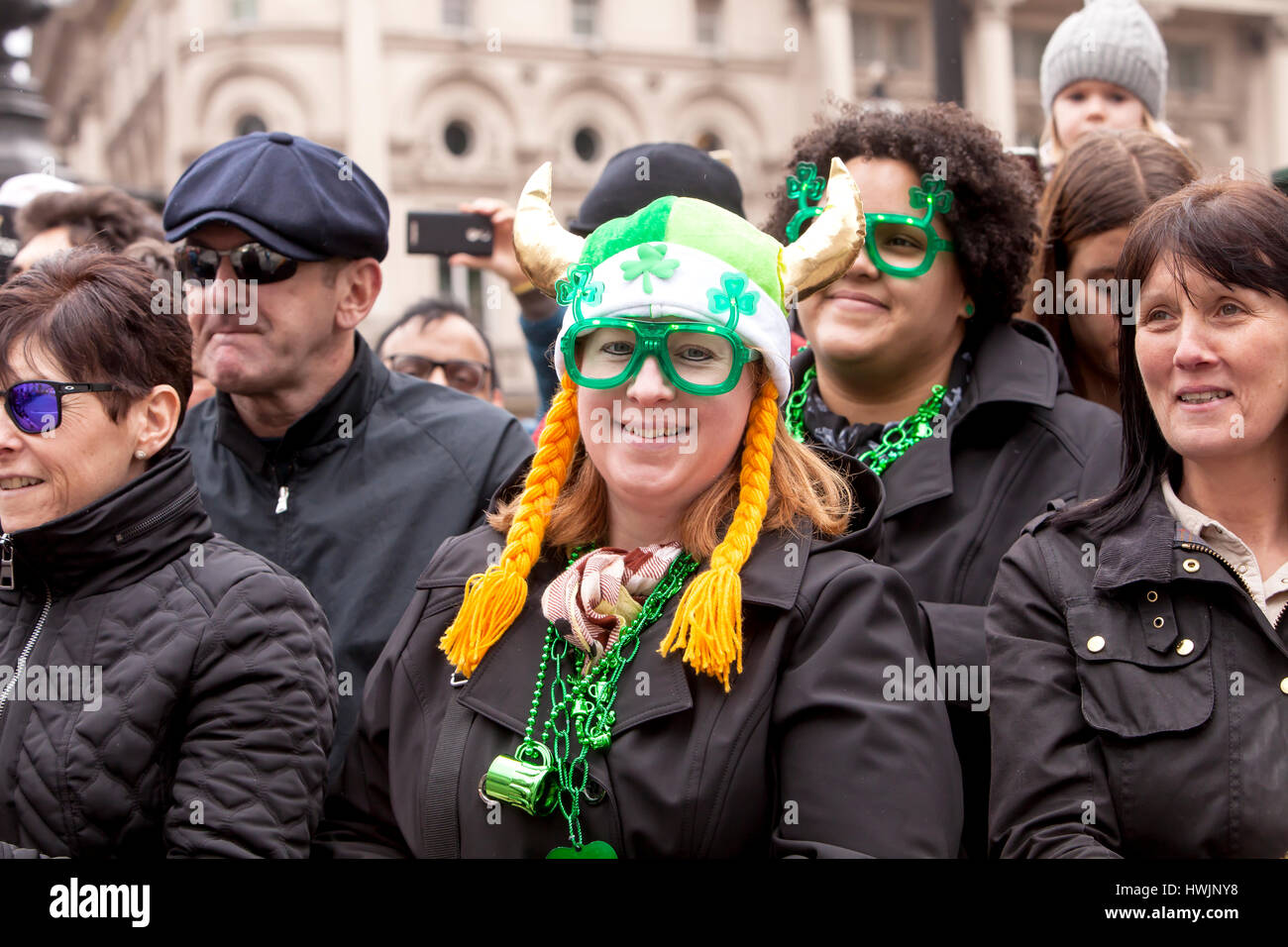 London, Vereinigtes Königreich - 19 März 2017:St Patrick Parade.The Tag Zuschauern bei der St. Patricks Day Parade waren so begeistert und so bunt wie Stockfoto