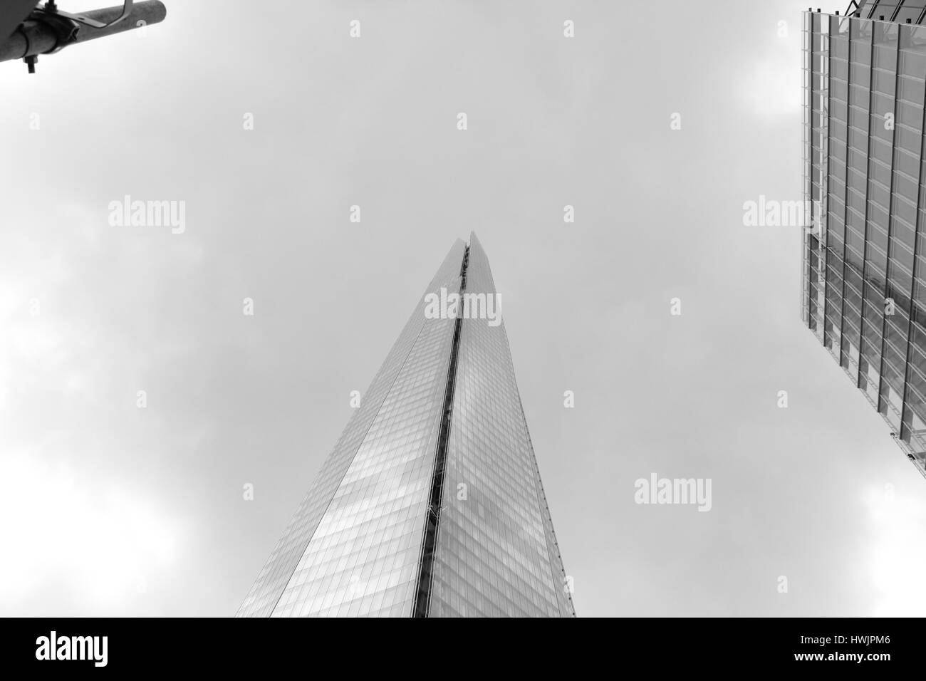 Die Scherbe in London auf grauen Himmel Stockfoto