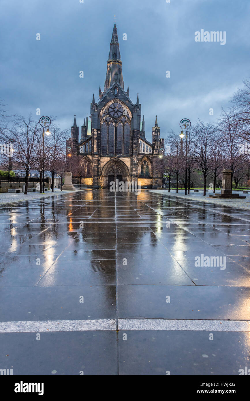 Reflexionen von Glasgow Cathedral auf den nassen Bürgersteigen Stockfoto