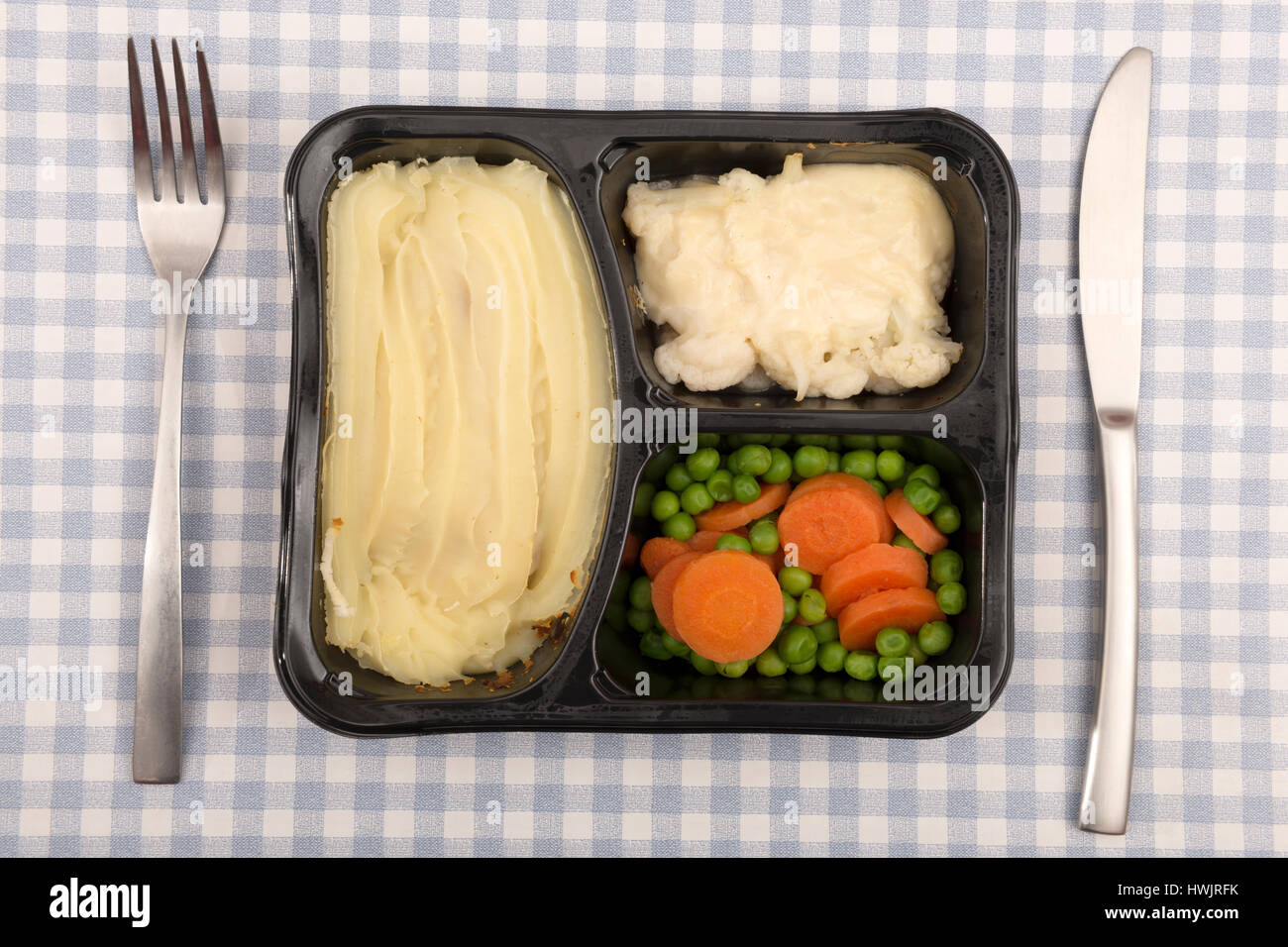 M & S Mahlzeit für ein Cottage Pie mit Blumenkohl-Käse, Karotten und Erbsen Stockfoto