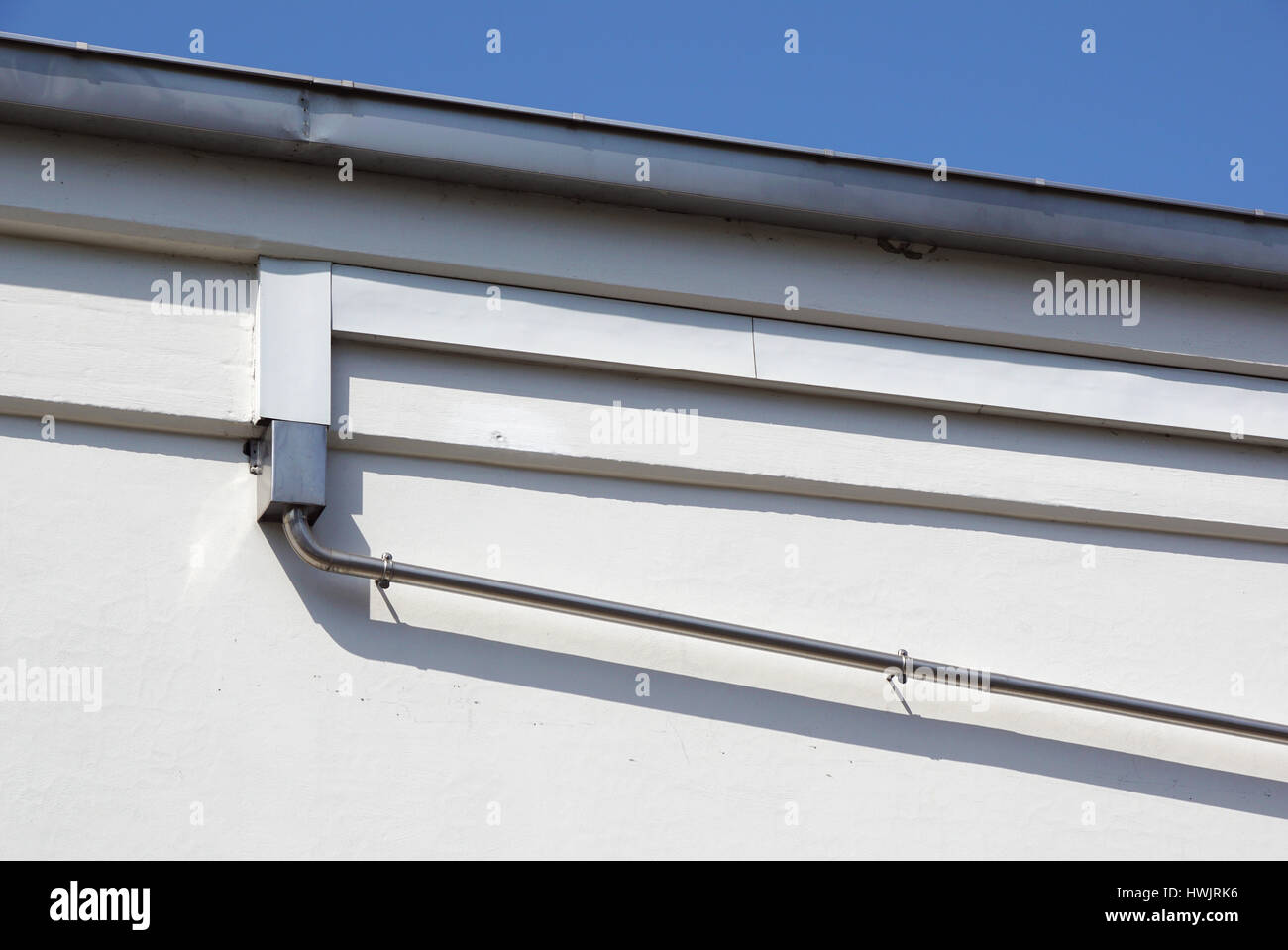 Dachüberhang auf eine industrielle Fassade Stockfoto