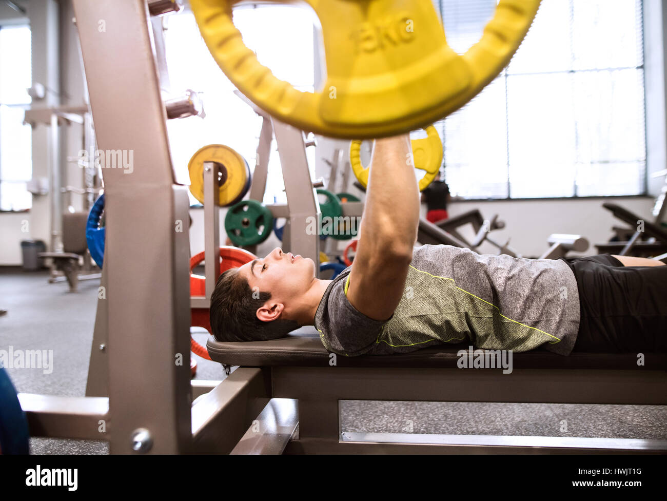 Junge spanische Fitness Mann im Fitness-Studio trainieren, Muskeln und Bankdrücken im Fitness-Studio Stockfoto