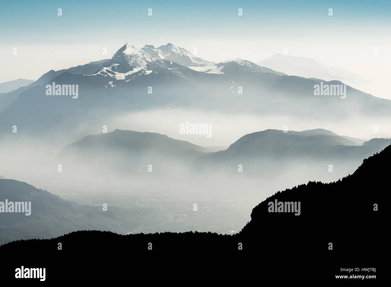 Spektakuläre Aussicht auf die Berge Silhouetten und Nebel in den Tälern. Stockfoto