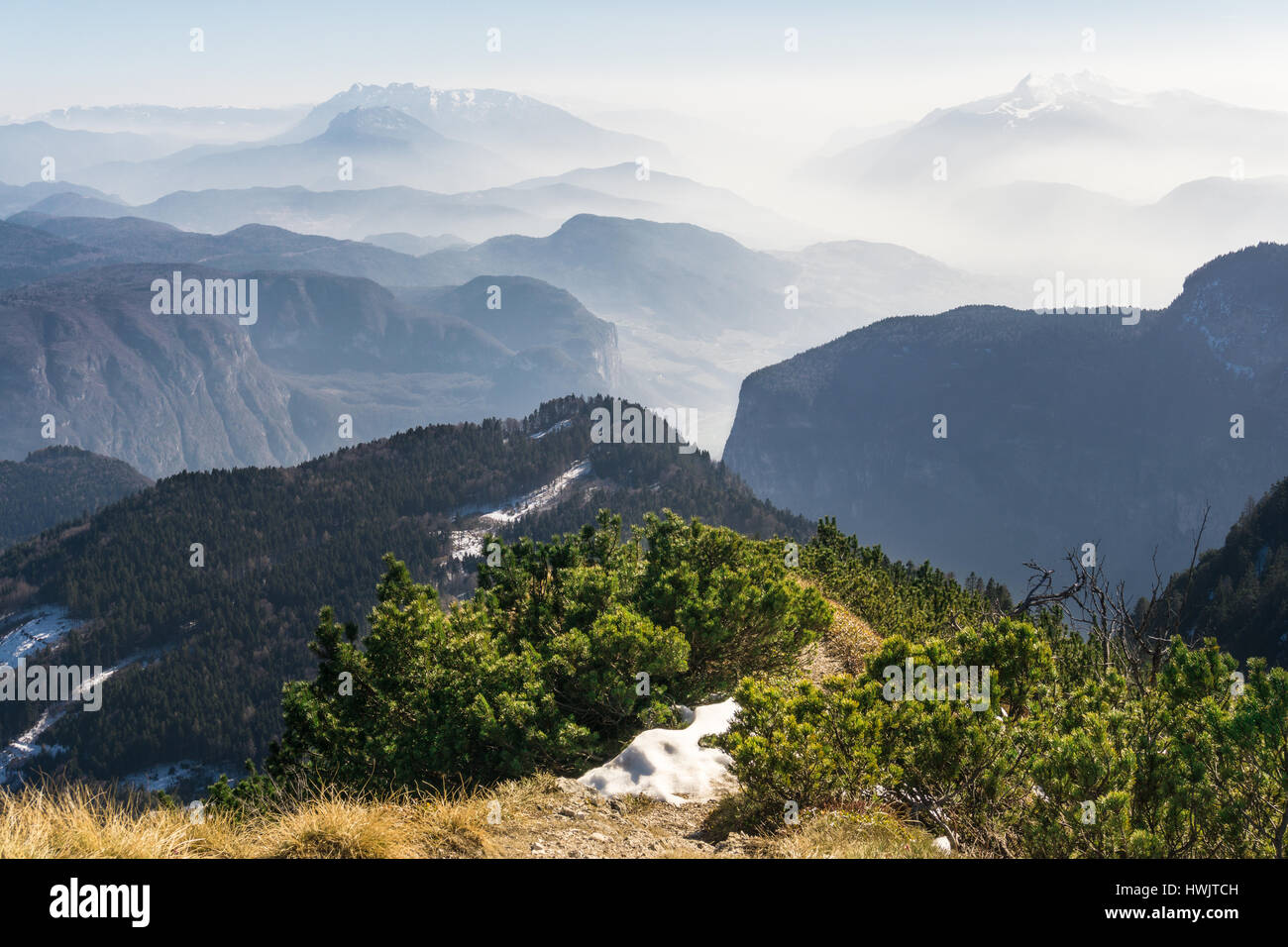 Spektakuläre Aussicht auf die Berge Silhouetten und Nebel in den Tälern. Stockfoto