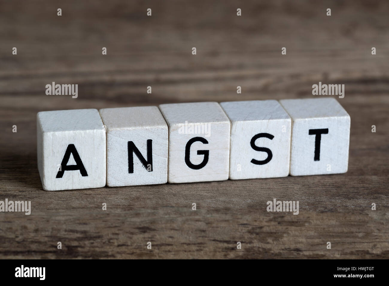 Deutsche Wort Angst, geschrieben in Würfeln auf einem hölzernen Hintergrund Stockfoto