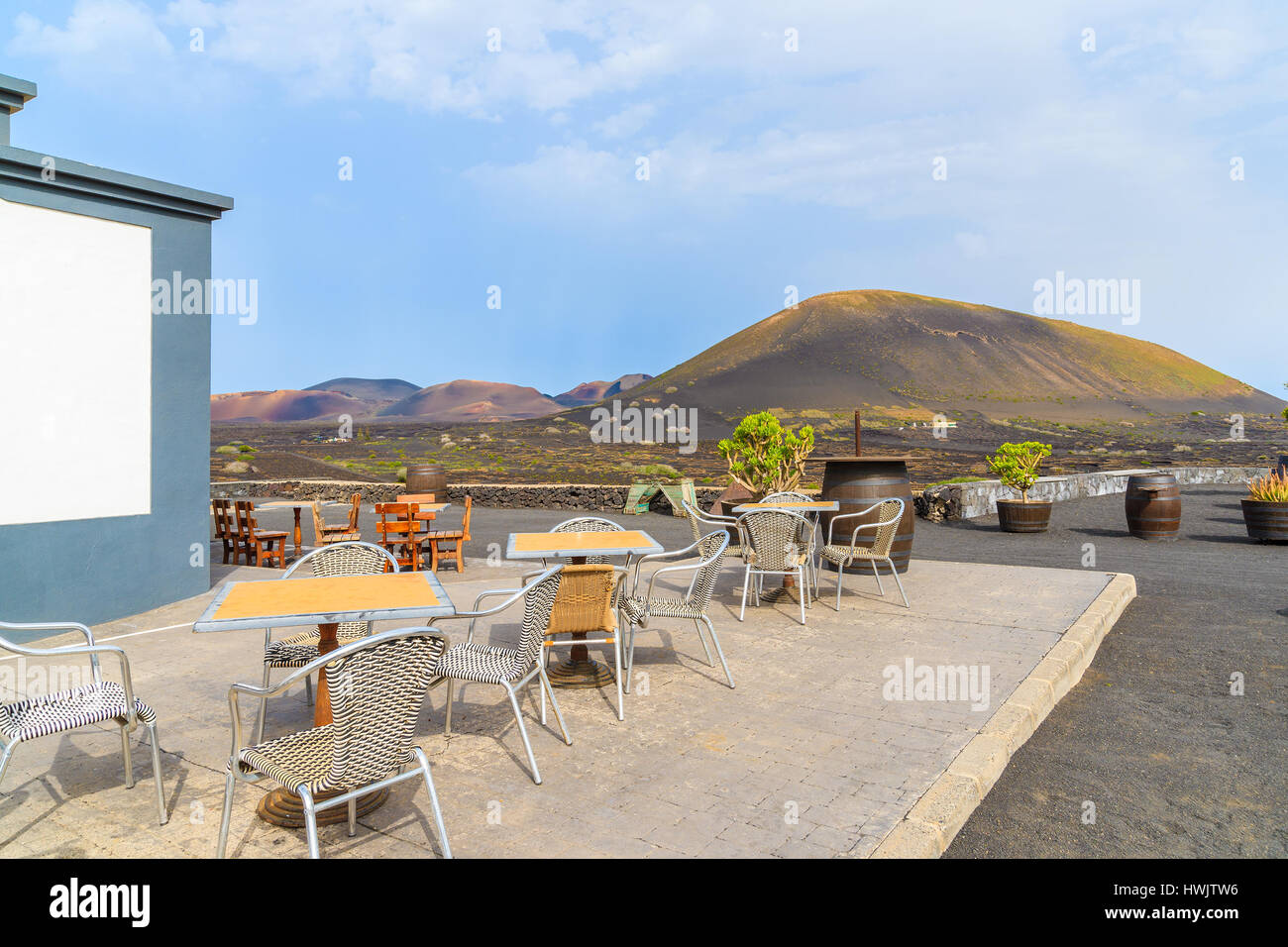 Terrasse des Restaurants im Weinbaugebiet von La Geria, Lanzarote, Kanarische Inseln, Spanien Stockfoto