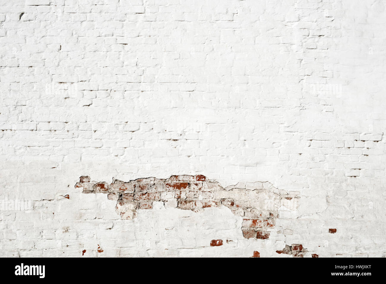 weiße Wand Fragment mit beschädigten Putz gemalt Stockfoto