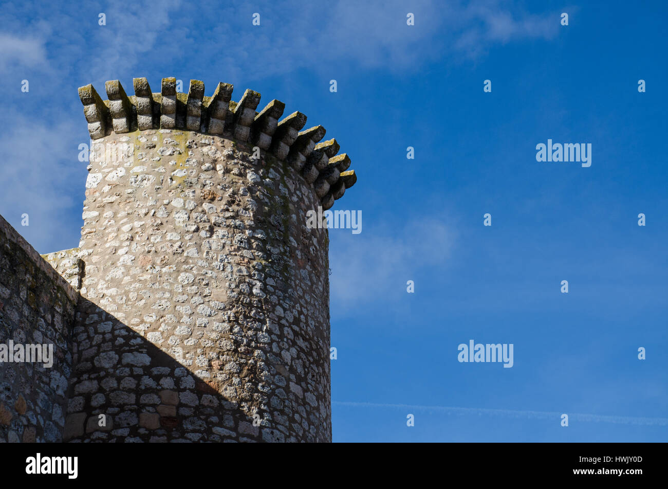Turm einer Burg in Spanien mit einigen Wolken im Hintergrund. Stockfoto