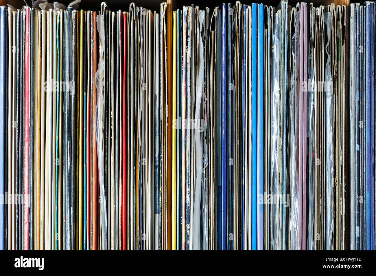 Sammlung von Vinyl-Schallplatten, die in bunten covers Stockfoto
