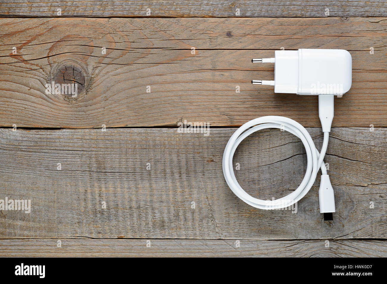 Ladegerät für Smartphone oder Tablet auf Holztisch Stockfoto