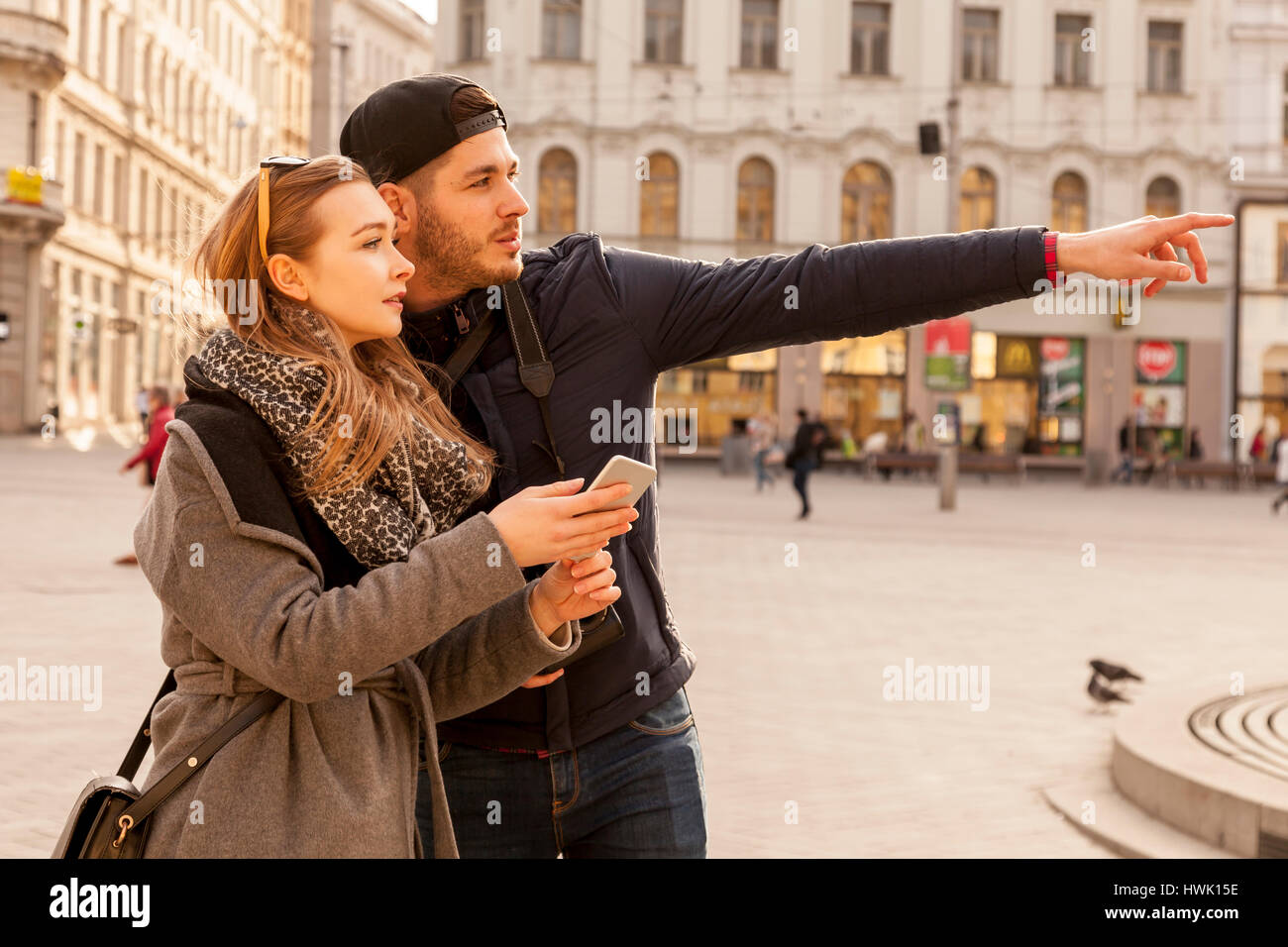 Mann Einführung in die richtige Richtung zu einer touristischen Innenstadt auf der Suche nach Sehenswürdigkeiten Stockfoto