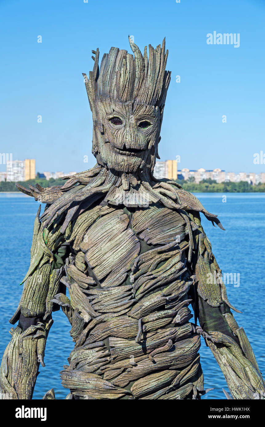 Schlendernde Straße der Animator in Form von hölzernen Monster Wald Stockfoto