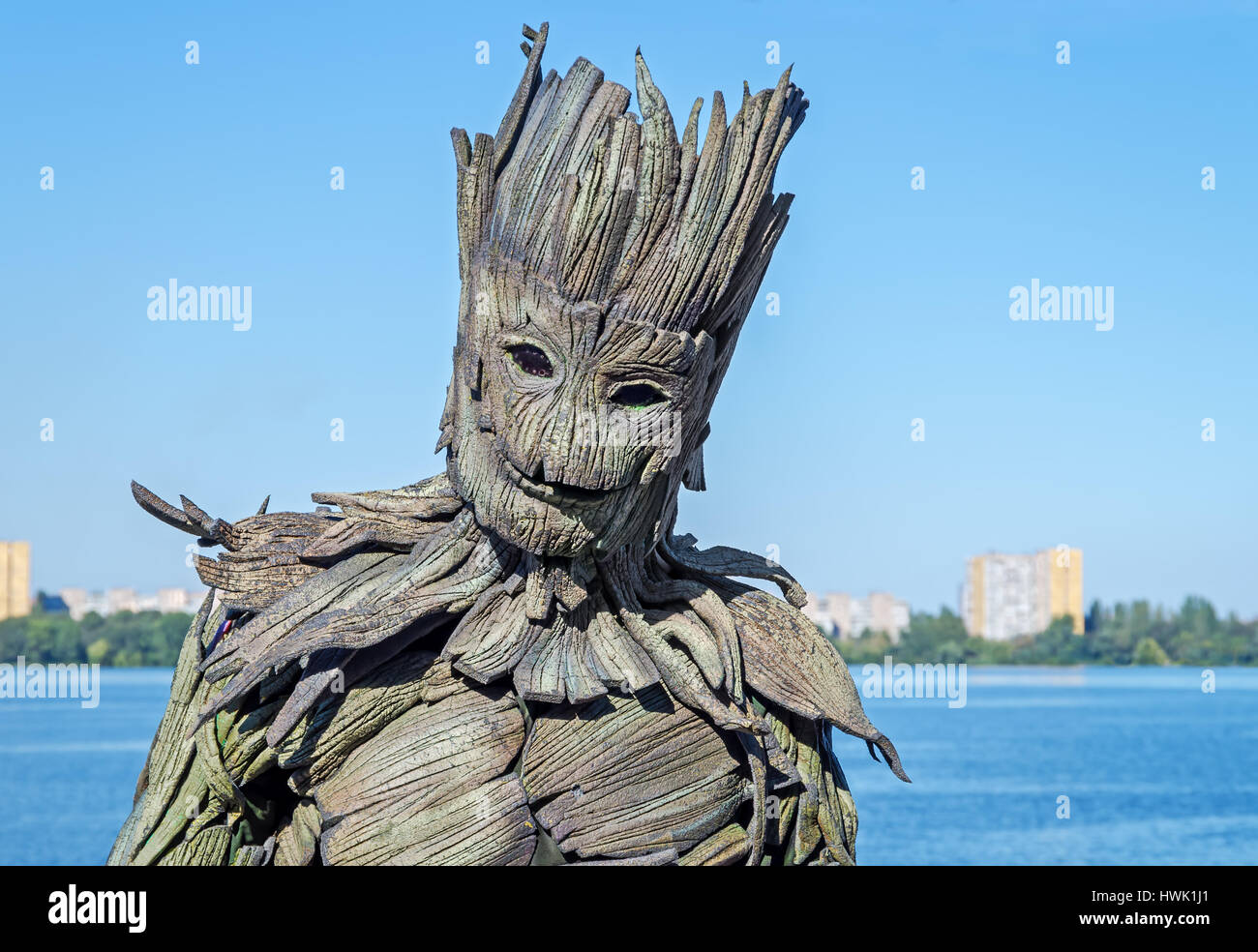 Schlendernde Straße der Animator in Form von hölzernen Monster Wald Stockfoto