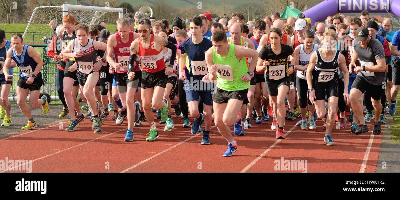 Läufer begeben Sie sich auf den Halbmarathon Stranraer in Schottland, Großbritannien Stockfoto