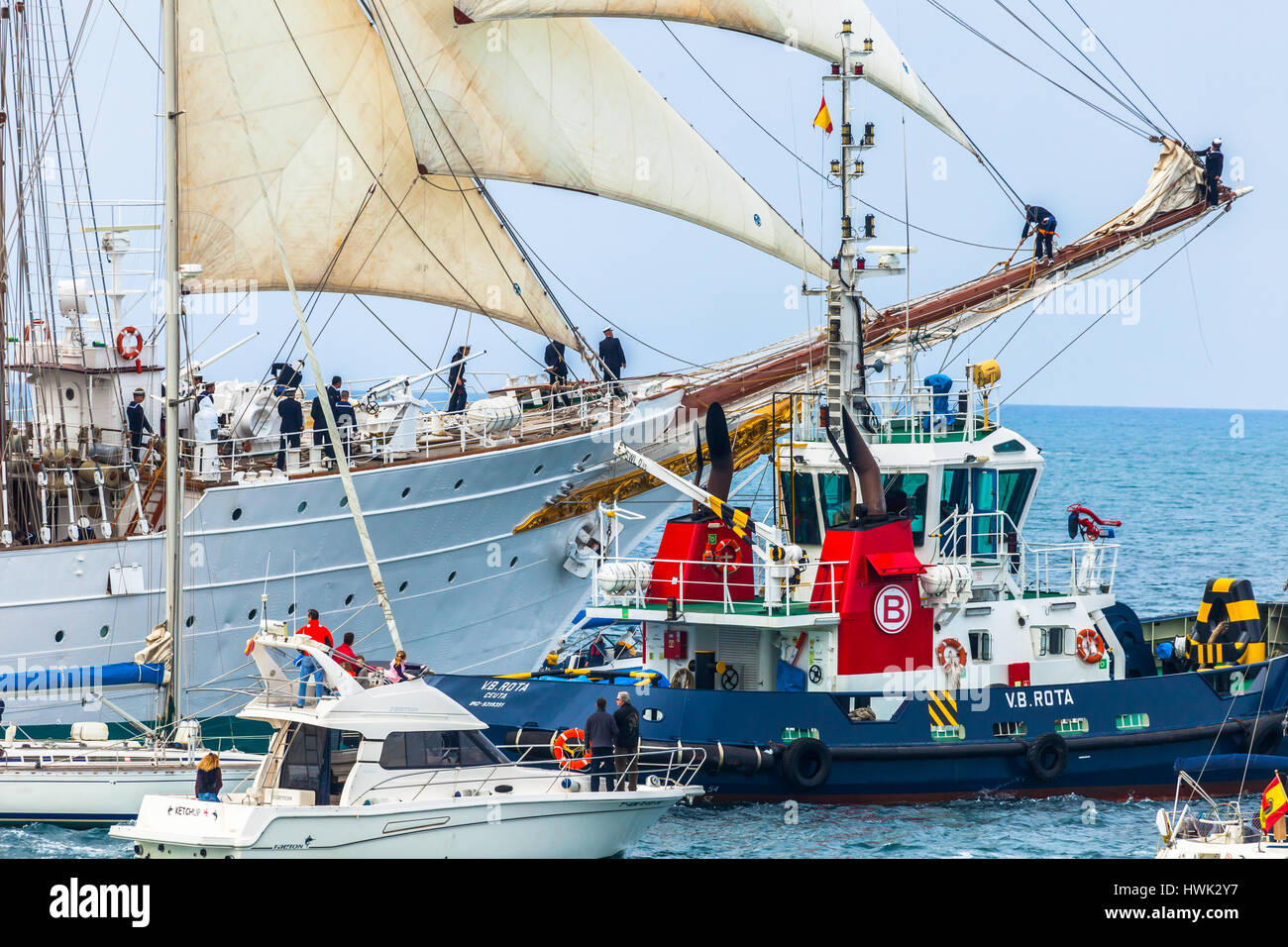 CADIZ, Spanien - APR 01: Schlepper dazu beitragen, die spanische Marine-Schulschiff, Juan Sebastian de Elcano Einstellung Segeln auf der 83. Kreuzfahrt des Unterrichts mit Stockfoto