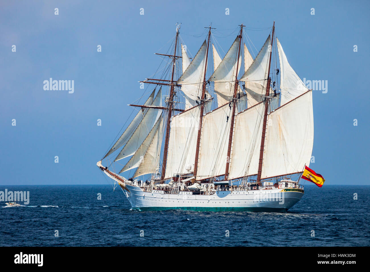 CADIZ, Spanien - APR 01: Spanische Marine-Schulschiff, Juan Sebastian de Elcano Einstellung Segeln auf der 83. Kreuzfahrt des Unterrichts mit 69 Midshipmen auf April Stockfoto