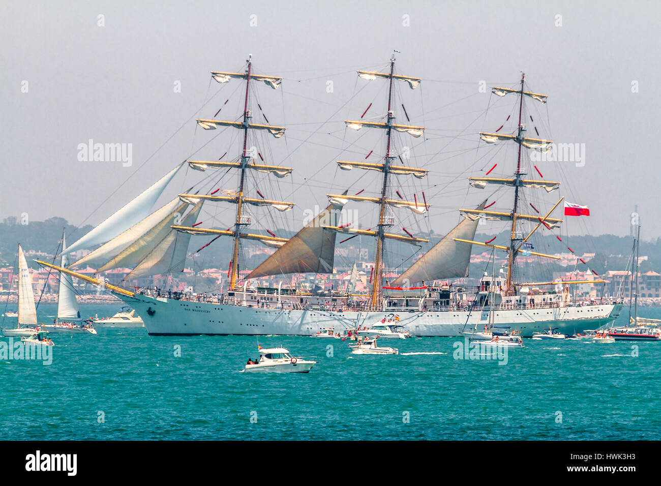CADIZ, Spanien - 29 JUL: Polnische Marine Schiff, Rennen Dar Mlodziezy setzen Segel auf dem Großsegler 2012 am 29. Juli 2012, in Cadiz, Spanien Stockfoto