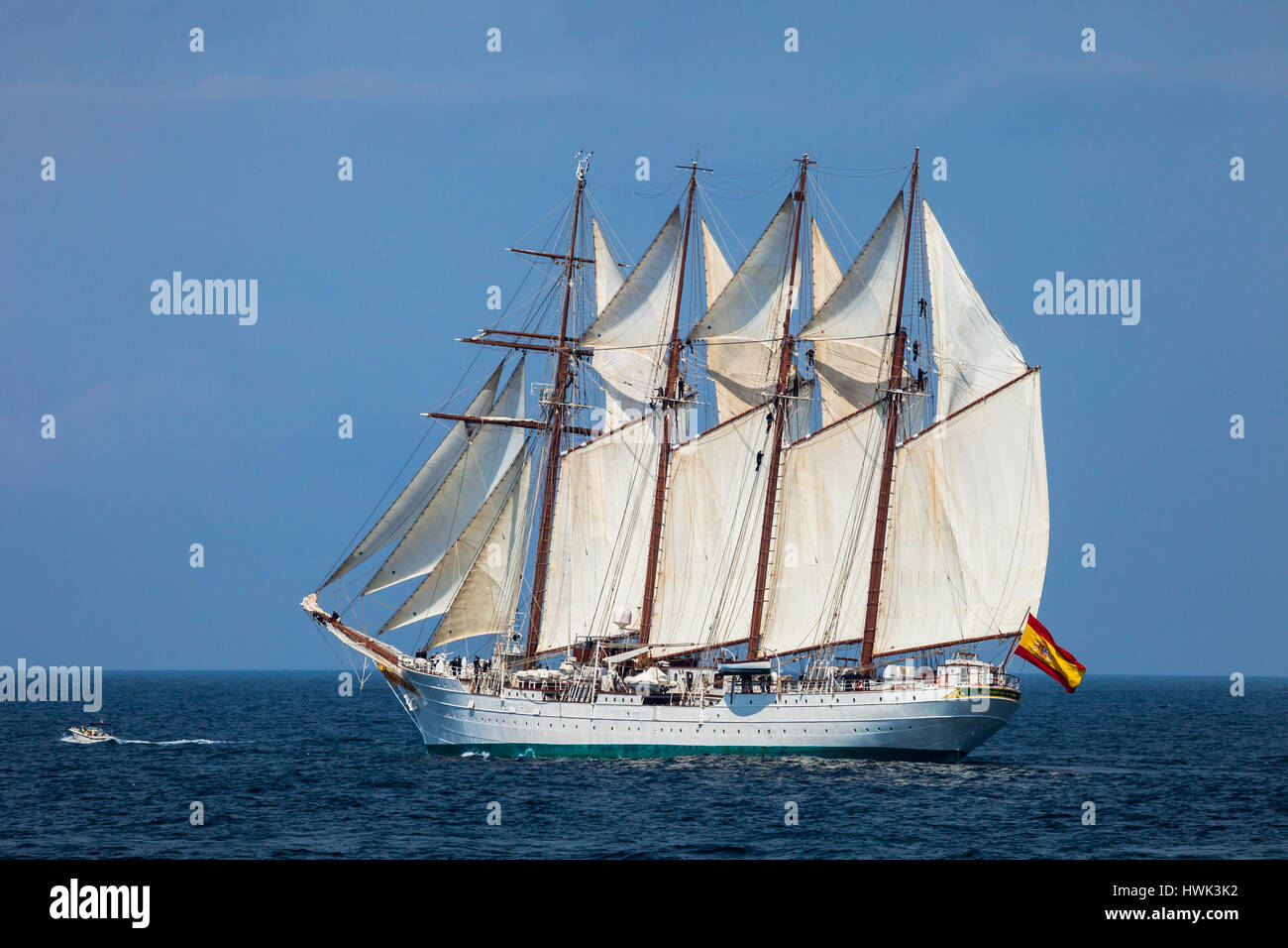 CADIZ, Spanien - APR 01: Spanische Marine-Schulschiff, Juan Sebastian de Elcano Einstellung Segeln auf der 83. Kreuzfahrt des Unterrichts mit 69 Midshipmen auf April Stockfoto