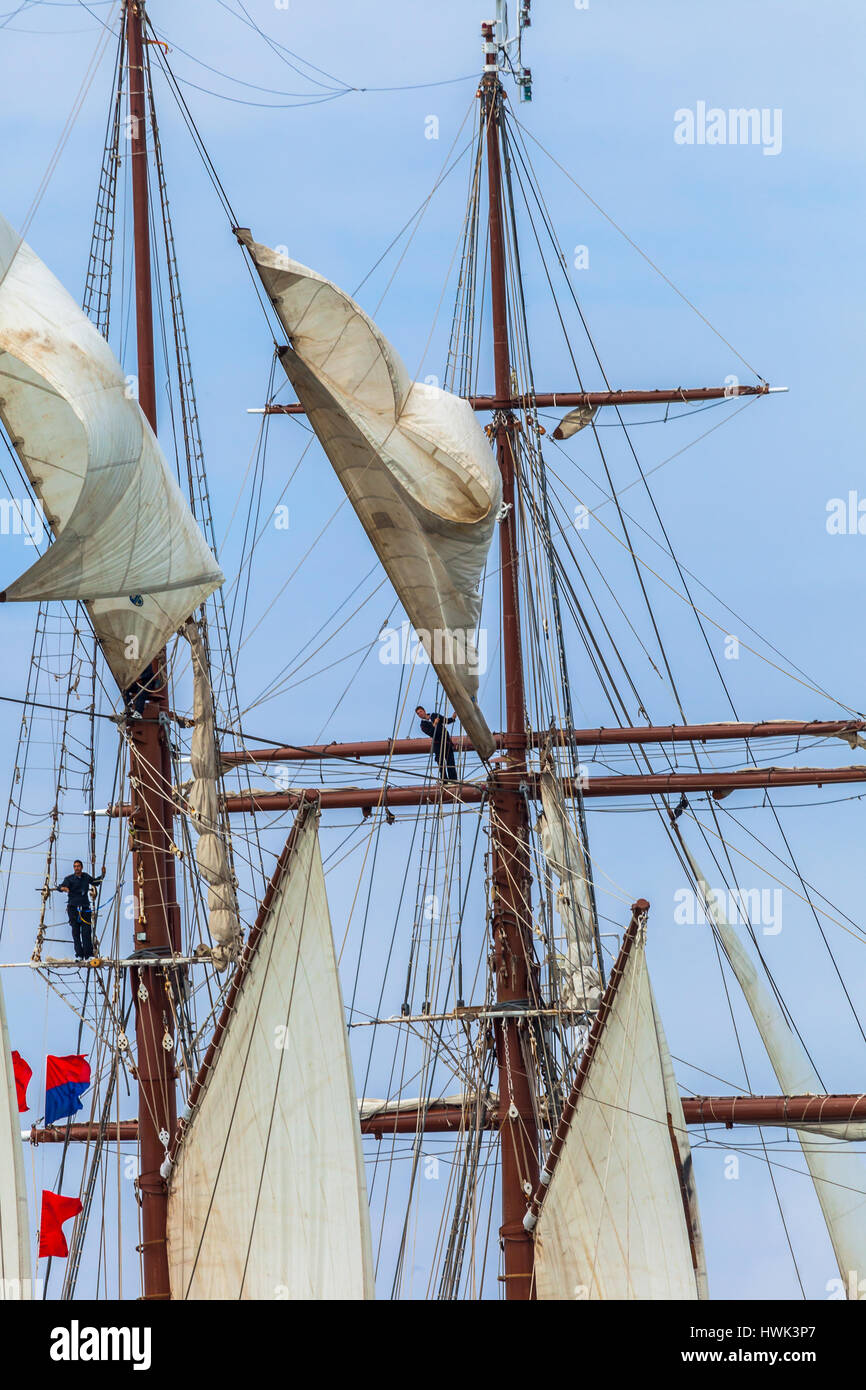 CADIZ, Spanien - APR 01: Matrosen Segel auf dem Schulschiff der spanischen Marine zu verbreiten, Kreuzfahrt Juan Sebastian de Elcano Segel auf der 83. instruct Stockfoto