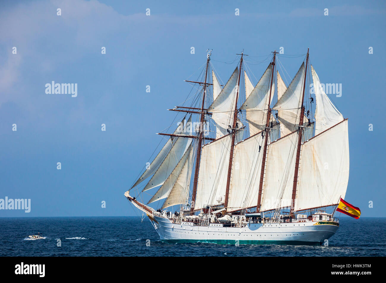 CADIZ, Spanien - APR 01: Spanische Marine-Schulschiff, Juan Sebastian de Elcano Einstellung Segeln auf der 83. Kreuzfahrt des Unterrichts mit 69 Midshipmen auf April Stockfoto