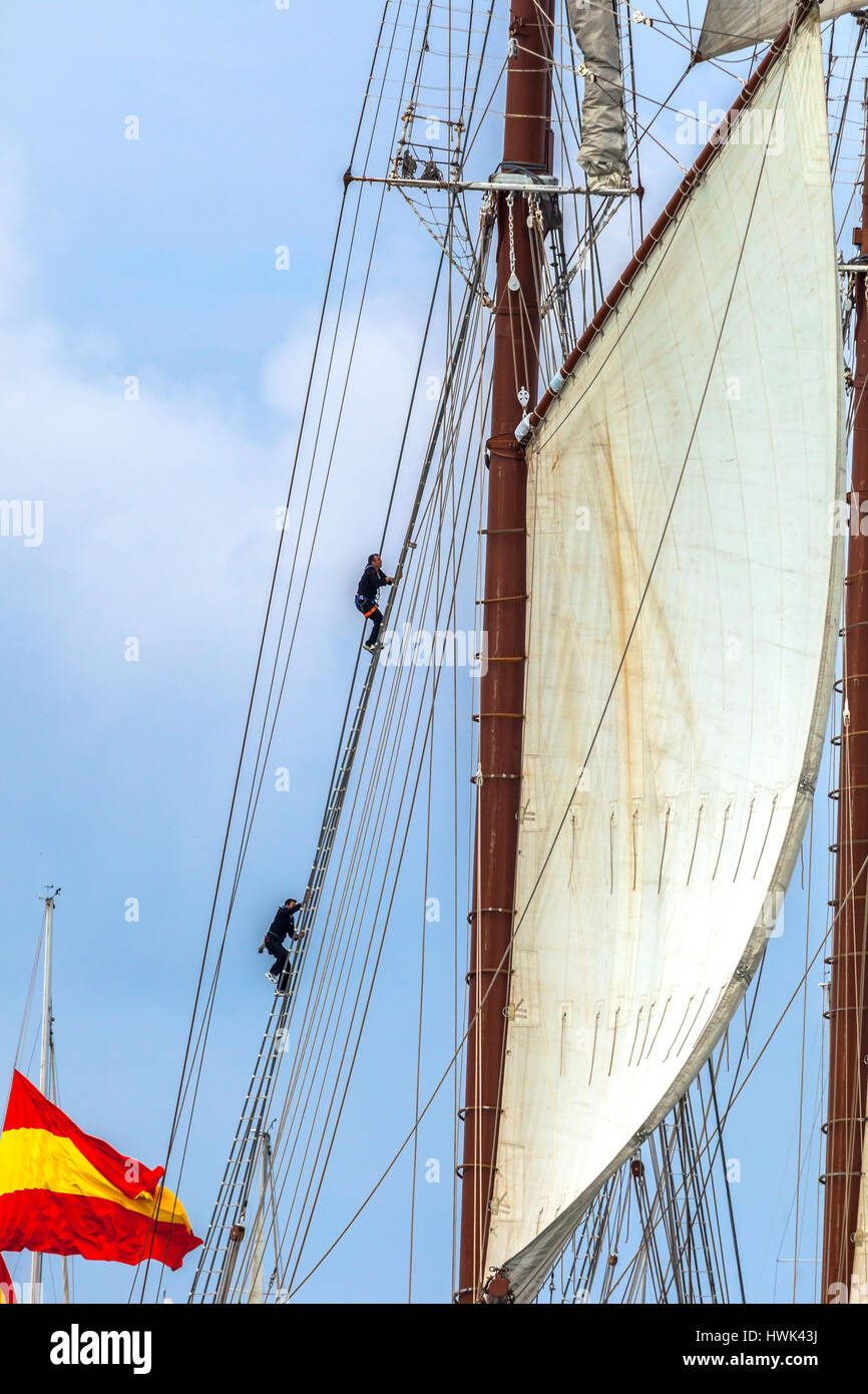 CADIZ, Spanien - APR 01: Matrosen Segel auf dem Schulschiff der spanischen Marine zu verbreiten, Kreuzfahrt Juan Sebastian de Elcano Segel auf der 83. instruct Stockfoto