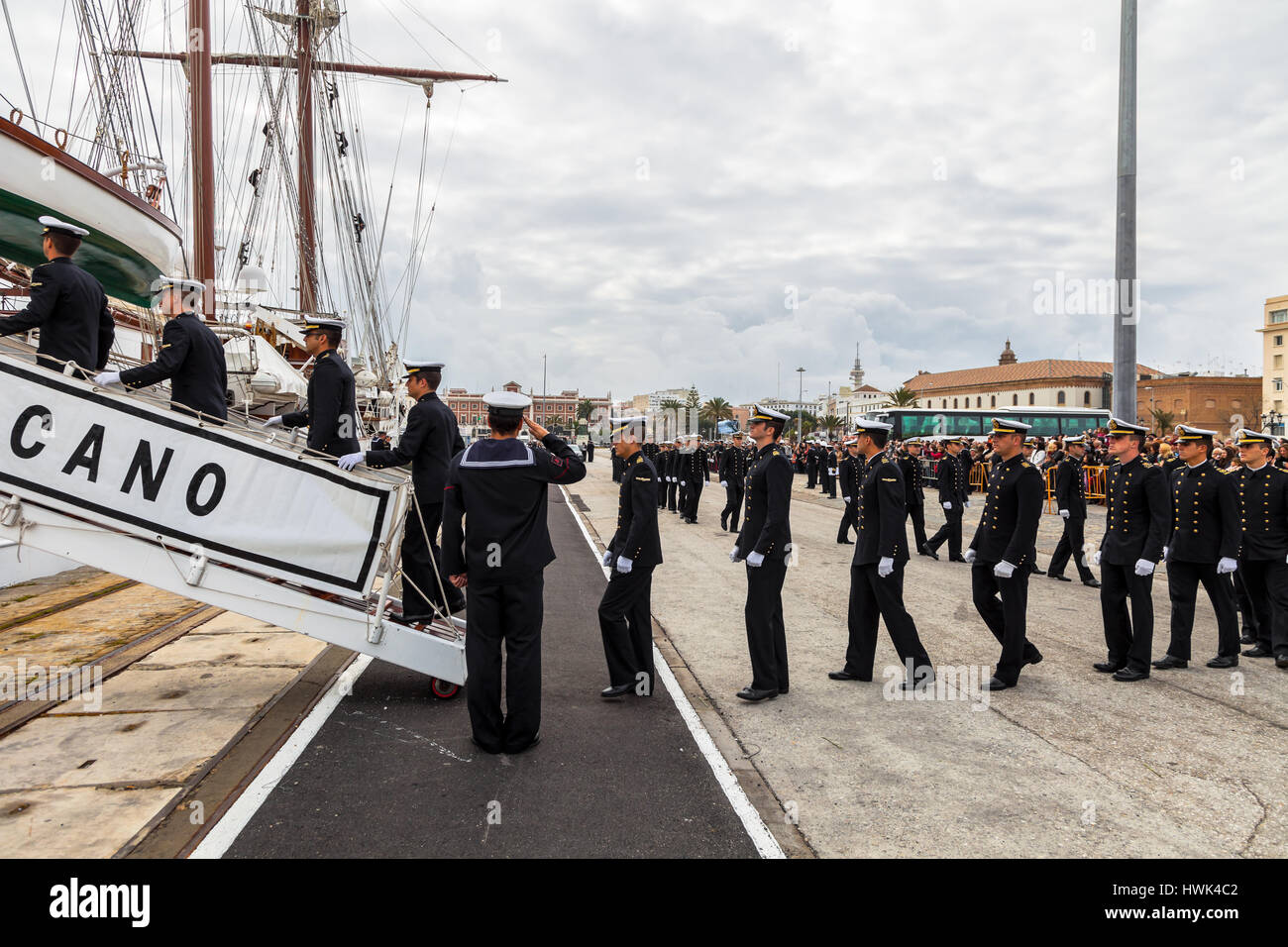 CADIZ, Spanien - APR 01: Midshipmen Einschiffung auf dem Schulschiff der spanischen Marine, Juan Sebastian de Elcano für die 83. Kreuzfahrt des Unterrichts am April Stockfoto