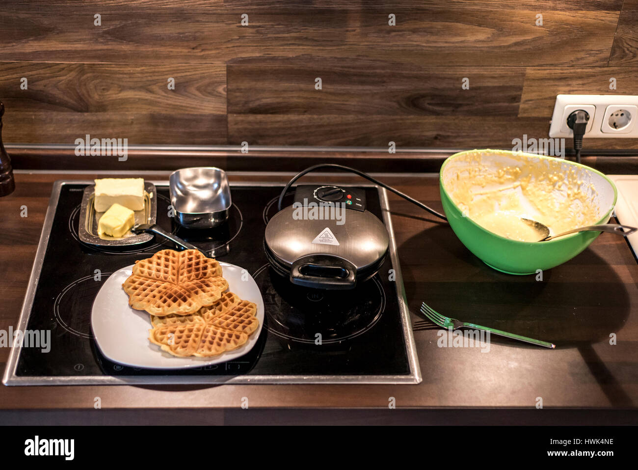 Hausgemachte Waffeln werden in einem Waffeleisen zubereitet. Stockfoto
