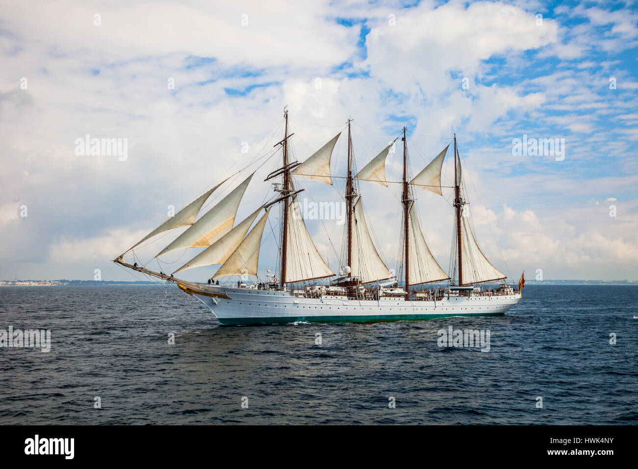 CADIZ, Spanien - APR 01: Spanische Marine-Schulschiff, Juan Sebastian de Elcano Einstellung Segeln auf der 83. Kreuzfahrt des Unterrichts mit 69 Midshipmen auf April Stockfoto