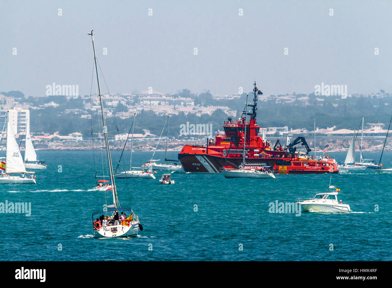 CADIZ, Spanien - 29 JUL: Spanisch Maritime Rettungsschiff Schiffe Maria Zambrano eskortieren das Segeln der Großsegler Rennen 2012 am 29. Juli 2012, in Cadiz Stockfoto